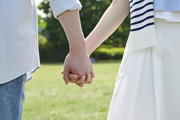 포토 JPG 주간 손 커플 공원 여자 남자 데이트 사랑 20대 성인 야외 두명 아웃포커스 신체부위 손잡기 다정 한국인 깍지 연애 성인만 국내포토 자연요소 공공시설 감정 컨셉 관계 모션 촬영기법 사람 동양인 손짓 청년 파일형식