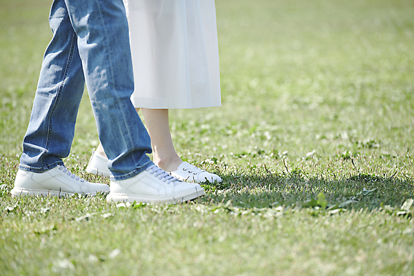 포토 JPG 주간 커플 공원 여자 남자 데이트 사랑 잔디 초원 20대 성인 야외 두명 옆모습 걷기 한국인 하반신 다리 연애 성인만 국내포토 자연요소 식물 공공시설 감정 뷰포인트 관계 모션 사람 동양인 청년 신체부위 파일형식