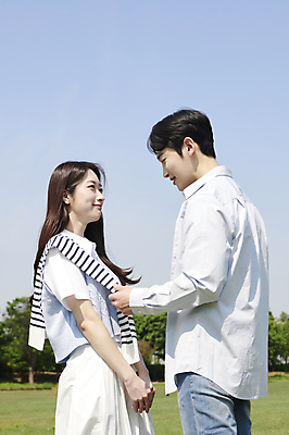 포토 JPG 주간 커플 공원 여자 남자 데이트 사랑 미소 상반신 20대 성인 야외 두명 옆모습 마주보기 다정 한국인 잡기 연애 성인만 국내포토 자연요소 공공시설 감정 뷰포인트 컨셉 관계 모션 표정 사람 동양인 청년 파일형식