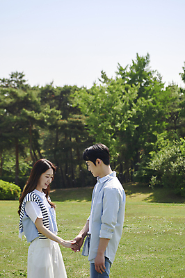 포토 JPG 주간 나무 커플 공원 여자 남자 데이트 사랑 미소 상반신 20대 성인 야외 두명 옆모습 손잡기 다정 한국인 연애 성인만 내려보기 국내포토 자연요소 식물 공공시설 감정 뷰포인트 컨셉 관계 모션 표정 사람 동양인 청년 파일형식