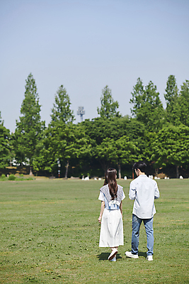 포토 JPG 주간 전신 나무 커플 공원 여자 남자 데이트 사랑 초원 20대 성인 야외 두명 뒷모습 걷기 다정 한국인 연애 성인만 국내포토 자연요소 식물 공공시설 감정 뷰포인트 컨셉 관계 모션 사람 동양인 청년 파일형식