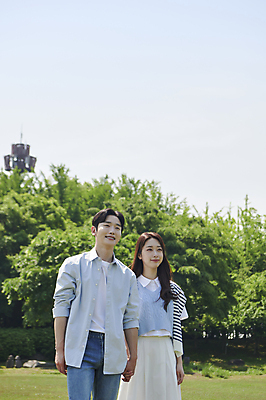 포토 JPG 주간 나무 커플 공원 여자 남자 데이트 사랑 미소 상반신 20대 성인 야외 두명 앞모습 손잡기 다정 한국인 연애 성인만 국내포토 자연요소 식물 공공시설 감정 뷰포인트 컨셉 관계 모션 표정 사람 동양인 청년 파일형식