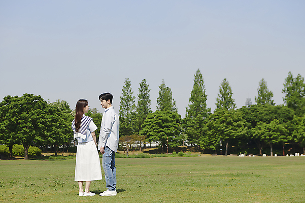 포토 JPG 주간 전신 나무 커플 공원 여자 남자 데이트 사랑 서기 초원 20대 성인 야외 두명 옆모습 뒷모습 마주보기 다정 한국인 연애 성인만 국내포토 자연요소 식물 공공시설 감정 뷰포인트 컨셉 관계 모션 사람 동양인 청년 파일형식