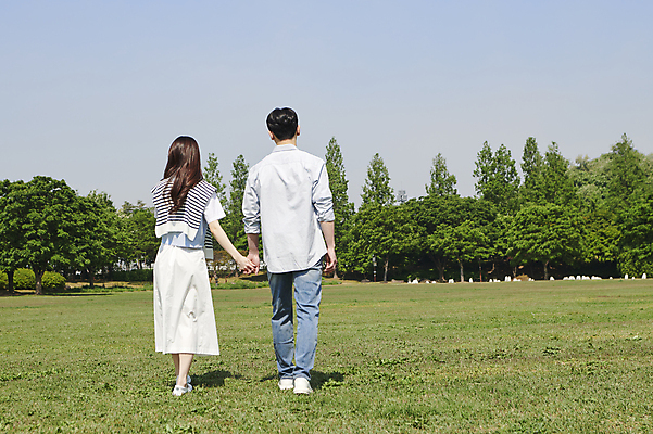 포토 JPG 주간 전신 나무 커플 공원 여자 남자 데이트 사랑 초원 20대 성인 야외 두명 뒷모습 걷기 손잡기 다정 한국인 연애 성인만 국내포토 자연요소 식물 공공시설 감정 뷰포인트 컨셉 관계 모션 사람 동양인 청년 파일형식