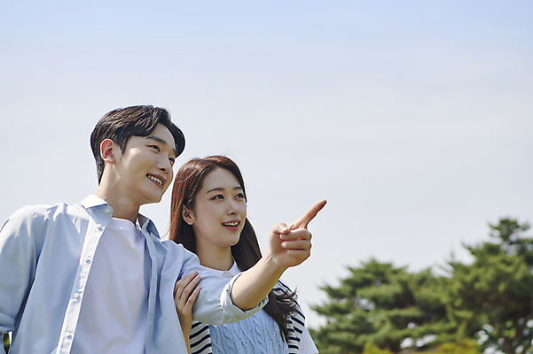 포토 JPG 주간 커플 응시 공원 여자 남자 데이트 사랑 미소 상반신 20대 성인 야외 두명 앞모습 옆모습 다정 한국인 가리킴 잡기 연애 성인만 국내포토 자연요소 시선 공공시설 감정 뷰포인트 컨셉 관계 모션 표정 사람 동양인 손짓 청년 파일형식