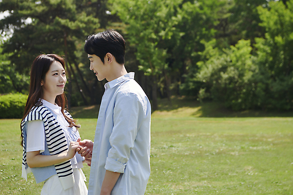 포토 JPG 주간 커플 공원 여자 남자 데이트 사랑 미소 상반신 20대 성인 야외 두명 옆모습 마주보기 손잡기 다정 한국인 연애 성인만 국내포토 자연요소 공공시설 감정 뷰포인트 컨셉 관계 모션 표정 사람 동양인 청년 파일형식