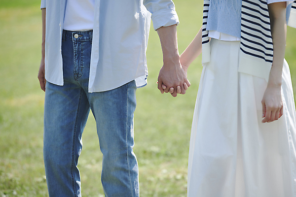 포토 JPG 주간 손 커플 공원 여자 남자 데이트 사랑 20대 성인 야외 두명 옆모습 손잡기 다정 한국인 하반신 연애 성인만 국내포토 자연요소 공공시설 감정 뷰포인트 컨셉 관계 모션 사람 동양인 청년 신체부위 파일형식