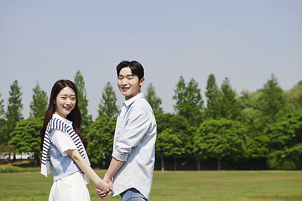 포토 JPG 주간 나무 커플 응시 공원 여자 남자 데이트 사랑 미소 상반신 20대 성인 야외 두명 옆모습 손잡기 다정 한국인 뒤돌아보기 연애 성인만 국내포토 자연요소 식물 시선 공공시설 감정 뷰포인트 컨셉 관계 모션 표정 사람 동양인 청년 파일형식
