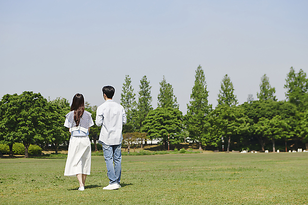 포토 JPG 주간 전신 나무 커플 공원 여자 남자 데이트 사랑 초원 20대 성인 야외 두명 뒷모습 걷기 다정 한국인 연애 성인만 국내포토 자연요소 식물 공공시설 감정 뷰포인트 컨셉 관계 모션 사람 동양인 청년 파일형식