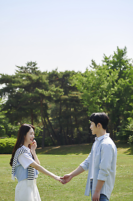 포토 JPG 주간 나무 커플 공원 여자 남자 데이트 사랑 미소 손짓 상반신 20대 성인 야외 두명 옆모습 마주보기 손잡기 다정 한국인 연애 성인만 국내포토 자연요소 식물 공공시설 감정 뷰포인트 컨셉 관계 모션 표정 사람 동양인 청년 파일형식