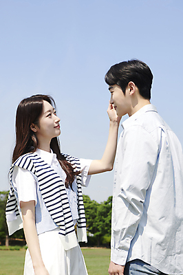 포토 JPG 주간 커플 응시 공원 여자 남자 데이트 사랑 미소 상반신 20대 성인 야외 두명 옆모습 마주보기 다정 만지기 한국인 연애 성인만 국내포토 자연요소 시선 공공시설 감정 뷰포인트 컨셉 관계 모션 표정 사람 동양인 청년 파일형식