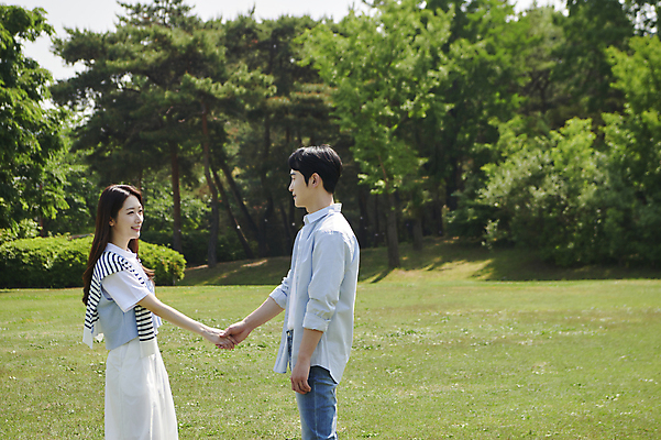 포토 JPG 주간 나무 커플 공원 여자 남자 데이트 사랑 미소 초원 상반신 20대 성인 야외 두명 옆모습 마주보기 손잡기 다정 한국인 연애 성인만 국내포토 자연요소 식물 공공시설 감정 뷰포인트 컨셉 관계 모션 표정 사람 동양인 청년 파일형식