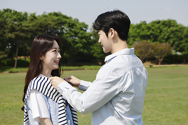 포토 JPG 주간 커플 공원 여자 남자 데이트 사랑 미소 상반신 20대 성인 야외 두명 옆모습 마주보기 다정 한국인 잡기 연애 다듬기 성인만 국내포토 자연요소 공공시설 감정 뷰포인트 컨셉 관계 모션 표정 사람 동양인 청년 파일형식