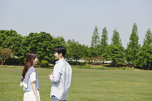 포토 JPG 주간 나무 커플 공원 여자 남자 데이트 사랑 미소 손짓 초원 상반신 20대 성인 야외 두명 옆모습 마주보기 다정 한국인 연애 성인만 국내포토 자연요소 식물 공공시설 감정 뷰포인트 컨셉 관계 모션 표정 사람 동양인 청년 파일형식