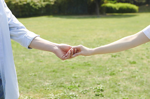 포토 JPG 주간 손 커플 공원 데이트 사랑 야외 신체부위 손잡기 다정 연애 국내포토 자연요소 공공시설 감정 컨셉 관계 모션 사람 파일형식
