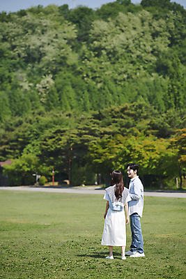 포토 JPG 주간 전신 나무 커플 응시 공원 여자 남자 데이트 사랑 서기 미소 20대 성인 야외 두명 옆모습 뒷모습 다정 한국인 연애 성인만 국내포토 자연요소 식물 시선 공공시설 감정 뷰포인트 컨셉 관계 모션 표정 사람 동양인 청년 파일형식