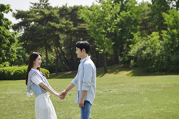 포토 JPG 주간 나무 커플 공원 여자 남자 데이트 사랑 미소 상반신 20대 성인 야외 두명 옆모습 마주보기 손잡기 다정 한국인 연애 성인만 국내포토 자연요소 식물 공공시설 감정 뷰포인트 컨셉 관계 모션 표정 사람 동양인 청년 파일형식