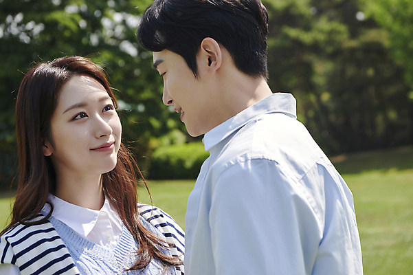 포토 JPG 주간 커플 공원 여자 남자 데이트 사랑 미소 상반신 20대 성인 야외 두명 옆모습 아웃포커스 마주보기 다정 한국인 연애 성인만 국내포토 자연요소 공공시설 감정 뷰포인트 컨셉 관계 모션 촬영기법 표정 사람 동양인 청년 파일형식