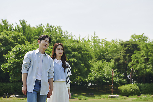 포토 JPG 주간 나무 커플 응시 공원 여자 남자 데이트 사랑 미소 상반신 20대 성인 야외 두명 앞모습 손잡기 다정 한국인 연애 성인만 국내포토 자연요소 식물 시선 공공시설 감정 뷰포인트 컨셉 관계 모션 표정 사람 동양인 청년 파일형식