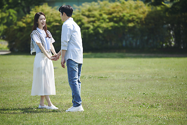 포토 JPG 주간 전신 커플 공원 여자 남자 데이트 사랑 미소 20대 성인 야외 두명 옆모습 뒷모습 마주보기 손잡기 다정 한국인 연애 성인만 국내포토 자연요소 공공시설 감정 뷰포인트 컨셉 관계 모션 표정 사람 동양인 청년 파일형식