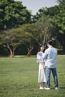 포토 JPG 주간 전신 커플 공원 여자 남자 데이트 사랑 미소 20대 성인 야외 두명 옆모습 뒷모습 마주보기 다정 한국인 연애 성인만 국내포토 자연요소 공공시설 감정 뷰포인트 컨셉 관계 모션 표정 사람 동양인 청년 파일형식