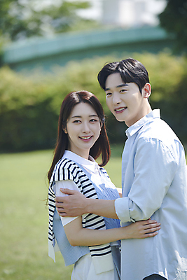 포토 JPG 주간 커플 응시 공원 여자 남자 허리손 데이트 안기 사랑 미소 상반신 20대 성인 야외 두명 옆모습 아웃포커스 다정 한국인 연애 성인만 국내포토 자연요소 시선 공공시설 감정 뷰포인트 포즈 컨셉 관계 모션 촬영기법 표정 사람 동양인 청년 파일형식