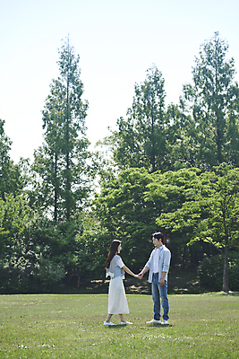 포토 JPG 주간 전신 나무 커플 공원 여자 남자 데이트 사랑 서기 미소 초원 20대 성인 야외 두명 옆모습 마주보기 손잡기 다정 한국인 연애 성인만 국내포토 자연요소 식물 공공시설 감정 뷰포인트 컨셉 관계 모션 표정 사람 동양인 청년 파일형식