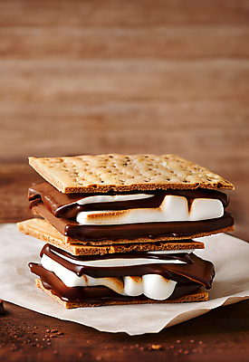 JPG 편집이미지 종이 디저트 사람없음 쌓기 크래커 쿠키 초콜릿 디지털합성 마시멜로우 편집소스 종이호일 스모어 편집실사 AI포토 AI콘텐츠 음식 모션 CG 파일형식