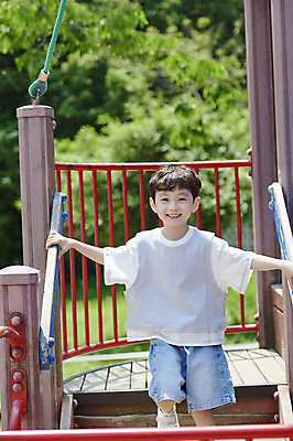 포토 JPG 주간 남자 어린이 놀이 한명 미소 소년 상반신 야외 앞모습 여름 계단 한국인 잡기 놀이터 즐거움 놀기 소년한명만 내려오기 국내포토 자연요소 1 계절 감정 뷰포인트 모션 표정 사람 동양인 남자한명만 소년만 파일형식