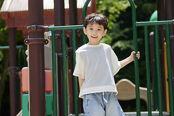 포토 JPG 주간 남자 어린이 놀이 한명 미소 소년 상반신 야외 앞모습 여름 울타리 한국인 잡기 놀이터 즐거움 놀기 소년한명만 국내포토 자연요소 1 계절 감정 뷰포인트 모션 표정 사람 동양인 담장 남자한명만 소년만 파일형식