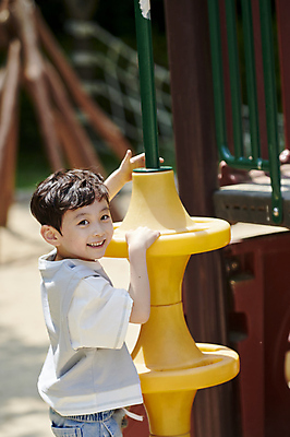 포토 JPG 주간 남자 어린이 놀이 한명 미소 소년 상반신 야외 옆모습 여름 계단 한국인 잡기 뒤돌아보기 놀이터 즐거움 놀기 소년한명만 국내포토 자연요소 1 계절 감정 뷰포인트 모션 표정 사람 동양인 남자한명만 소년만 파일형식