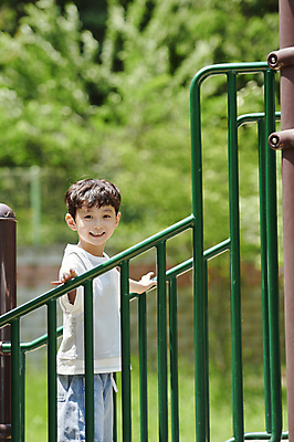 포토 JPG 주간 남자 어린이 놀이 한명 미소 소년 상반신 야외 옆모습 여름 울타리 계단 한국인 잡기 놀이터 즐거움 놀기 소년한명만 국내포토 자연요소 1 계절 감정 뷰포인트 모션 표정 사람 동양인 담장 남자한명만 소년만 파일형식
