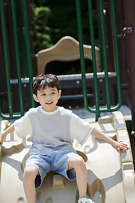 포토 JPG 주간 남자 어린이 놀이 한명 미소 앉기 소년 상반신 야외 앞모습 여름 계단 한국인 잡기 놀이터 즐거움 놀기 소년한명만 내려오기 국내포토 자연요소 1 계절 감정 뷰포인트 모션 표정 사람 동양인 남자한명만 소년만 파일형식