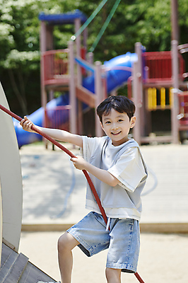 포토 JPG 주간 남자 어린이 밧줄 놀이 한명 미소 소년 상반신 야외 옆모습 여름 계단 한국인 잡기 놀이터 즐거움 오르기 놀기 소년한명만 국내포토 자연요소 1 계절 감정 줄 뷰포인트 모션 표정 사람 동양인 남자한명만 소년만 파일형식