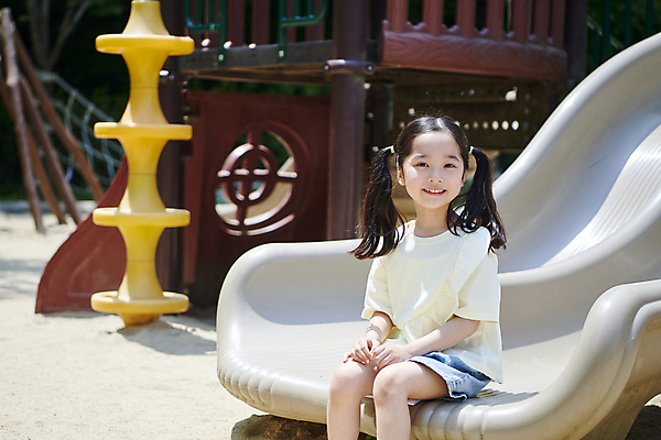 포토 JPG 주간 여자 어린이 놀이 양갈래머리 휴식 한명 미소 앉기 소녀 상반신 야외 앞모습 옆모습 여름 계단 한국인 미끄럼틀 놀이터 즐거움 놀기 소녀한명만 국내포토 자연요소 1 헤어스타일 계절 감정 뷰포인트 컨셉 모션 표정 사람 동양인 놀이기구 여자한명만 소녀만 파일형식