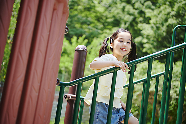 포토 JPG 주간 응시 여자 어린이 놀이 한명 미소 소녀 상반신 야외 옆모습 여름 울타리 계단 한국인 잡기 놀이터 즐거움 놀기 소녀한명만 국내포토 자연요소 1 시선 계절 감정 뷰포인트 모션 표정 사람 동양인 담장 여자한명만 소녀만 파일형식