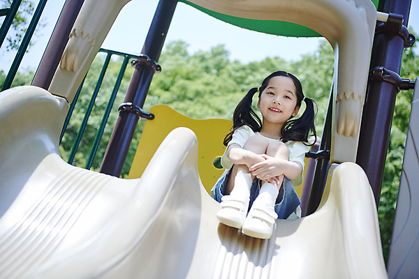포토 JPG 주간 전신 여자 어린이 놀이 양갈래머리 휴식 한명 미소 앉기 소녀 야외 앞모습 여름 한국인 미끄럼틀 놀이터 즐거움 손모으기 웅크림 놀기 소녀한명만 국내포토 자연요소 1 헤어스타일 계절 감정 뷰포인트 컨셉 모션 표정 사람 동양인 손짓 놀이기구 여자한명만 소녀만 파일형식