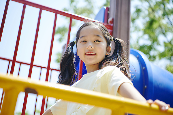 포토 JPG 주간 응시 여자 어린이 놀이 한명 미소 소녀 상반신 야외 옆모습 여름 울타리 한국인 잡기 놀이터 즐거움 놀기 소녀한명만 내려보기 국내포토 자연요소 1 시선 계절 감정 뷰포인트 모션 표정 사람 동양인 담장 여자한명만 소녀만 파일형식