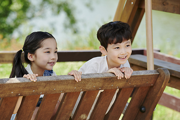 포토 JPG 주간 여자 남자 여유 어린이 놀이 휴식 매달리기 미소 앉기 소녀 소년 상반신 야외 두명 앞모습 옆모습 아웃포커스 여름 한국인 즐거움 나무그네 놀기 어린이만 국내포토 자연요소 계절 감정 뷰포인트 컨셉 모션 촬영기법 표정 사람 동양인 그네 파일형식