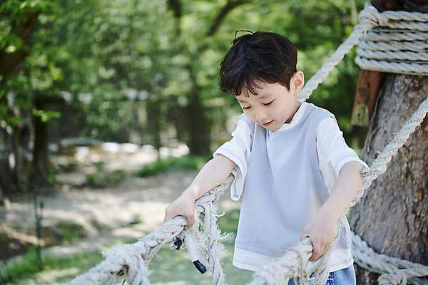 포토 JPG 주간 나무 남자 어린이 밧줄 놀이 한명 소년 상반신 야외 앞모습 아웃포커스 여름 한국인 잡기 놀이터 즐거움 건너기 놀기 소년한명만 국내포토 자연요소 식물 1 계절 감정 줄 뷰포인트 모션 촬영기법 사람 동양인 남자한명만 소년만 파일형식