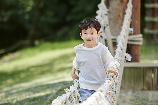 포토 JPG 주간 남자 어린이 밧줄 놀이 한명 미소 소년 상반신 야외 앞모습 아웃포커스 여름 한국인 놀이터 즐거움 건너기 놀기 소년한명만 국내포토 자연요소 1 계절 감정 줄 뷰포인트 모션 촬영기법 표정 사람 동양인 남자한명만 소년만 파일형식