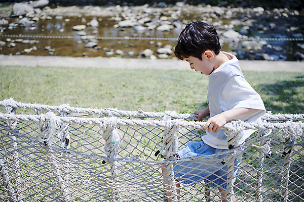 포토 JPG 주간 남자 어린이 밧줄 놀이 한명 소년 상반신 야외 옆모습 여름 계곡 한국인 잡기 놀이터 즐거움 건너기 놀기 소년한명만 내려보기 국내포토 자연요소 1 계절 감정 줄 뷰포인트 모션 사람 동양인 남자한명만 소년만 파일형식