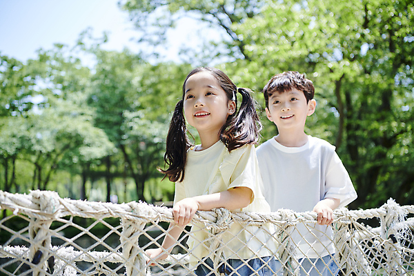포토 JPG 주간 여자 남자 어린이 밧줄 놀이 나뭇잎 미소 소녀 소년 상반신 야외 두명 앞모습 옆모습 여름 한국인 잡기 놀이터 즐거움 건너기 놀기 어린이만 국내포토 자연요소 계절 감정 줄 뷰포인트 잎 모션 표정 사람 동양인 파일형식