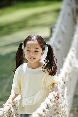 포토 JPG 주간 여자 어린이 밧줄 놀이 한명 미소 소녀 상반신 야외 앞모습 아웃포커스 여름 한국인 잡기 놀이터 즐거움 건너기 놀기 소녀한명만 국내포토 자연요소 1 계절 감정 줄 뷰포인트 모션 촬영기법 표정 사람 동양인 여자한명만 소녀만 파일형식