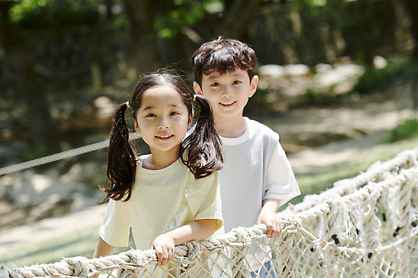 포토 JPG 주간 여자 남자 어린이 밧줄 놀이 미소 소녀 소년 상반신 야외 두명 앞모습 여름 한국인 잡기 놀이터 즐거움 건너기 놀기 어린이만 국내포토 자연요소 계절 감정 줄 뷰포인트 모션 표정 사람 동양인 파일형식