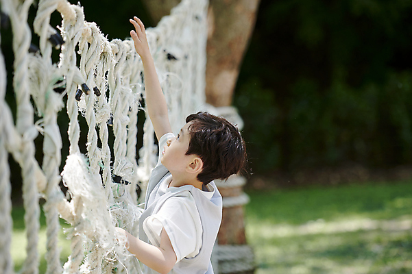 포토 JPG 주간 남자 어린이 밧줄 놀이 한명 소년 상반신 야외 옆모습 여름 손들기 한국인 도전 잡기 즐거움 호기심 오르기 손뻗기 놀기 클라이밍 소년한명만 국내포토 자연요소 1 계절 감정 줄 뷰포인트 컨셉 모션 사람 동양인 등반 남자한명만 소년만 파일형식