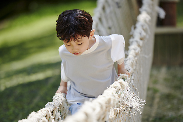 포토 JPG 주간 남자 어린이 밧줄 놀이 고개숙이기 한명 소년 상반신 야외 앞모습 아웃포커스 여름 한국인 잡기 놀이터 즐거움 건너기 놀기 소년한명만 국내포토 자연요소 1 계절 감정 줄 뷰포인트 모션 촬영기법 숙이기 사람 동양인 남자한명만 소년만 파일형식