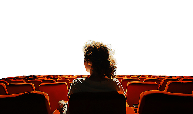 PSD 편집이미지 여자 의자 한명 앉기 상반신 성인 빛 영화관 극장 디지털합성 역광 영화감상 성인여자한명만 카피스페이스 이미지편집 1 가구 모션 사람 공백 감상 영화 여자한명만 성인여자만 파일형식