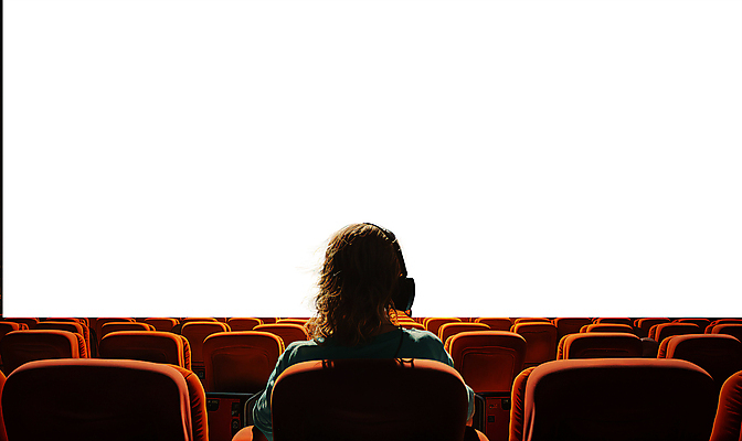 PSD 편집이미지 여자 의자 한명 앉기 상반신 성인 빛 스크린 헤드폰 영화관 극장 디지털합성 역광 영화감상 성인여자한명만 카피스페이스 이미지편집 1 음향기기 가구 모션 사람 공백 감상 영화 여자한명만 성인여자만 파일형식