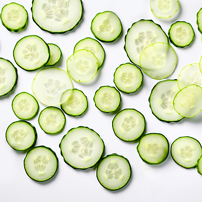 JPG 편집이미지 단면 오이 사람없음 초록색 하이앵글 반사 디지털합성 슬라이스 얇은 편집소스 편집실사 AI포토 AI콘텐츠 뷰포인트 컬러 채소 CG 파일형식